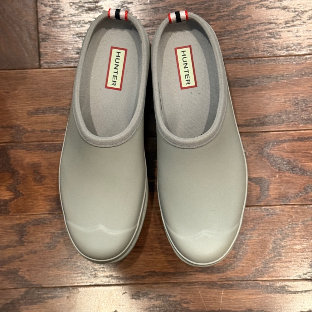 Hunter gray clogs